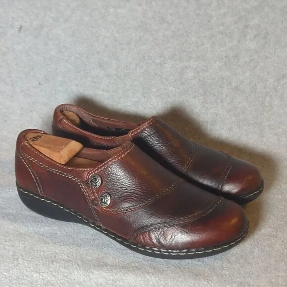 Clarks Bendables Women's‎ Sz 10M Leather W/ Silver Buttons Brown Slip on Shoes